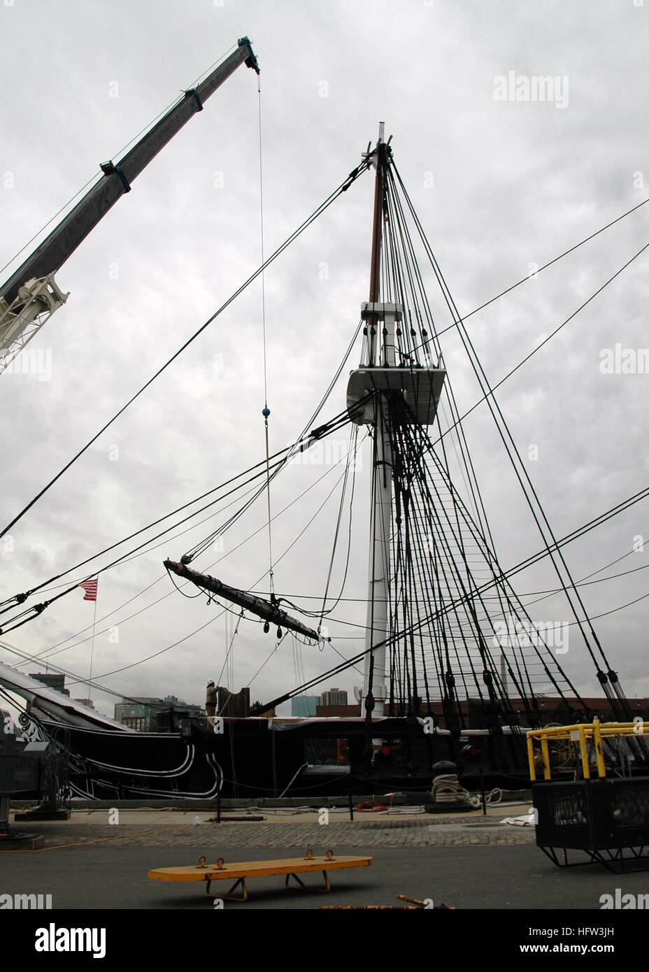 Les équipes de restauration retirent le dernier chantier de l'USS Constitution au cours d'un projet de deux ans visant à rapprocher le navire de guerre de 210 ans de sa configuration de 1812, préservant l'histoire navale. Banque D'Images
