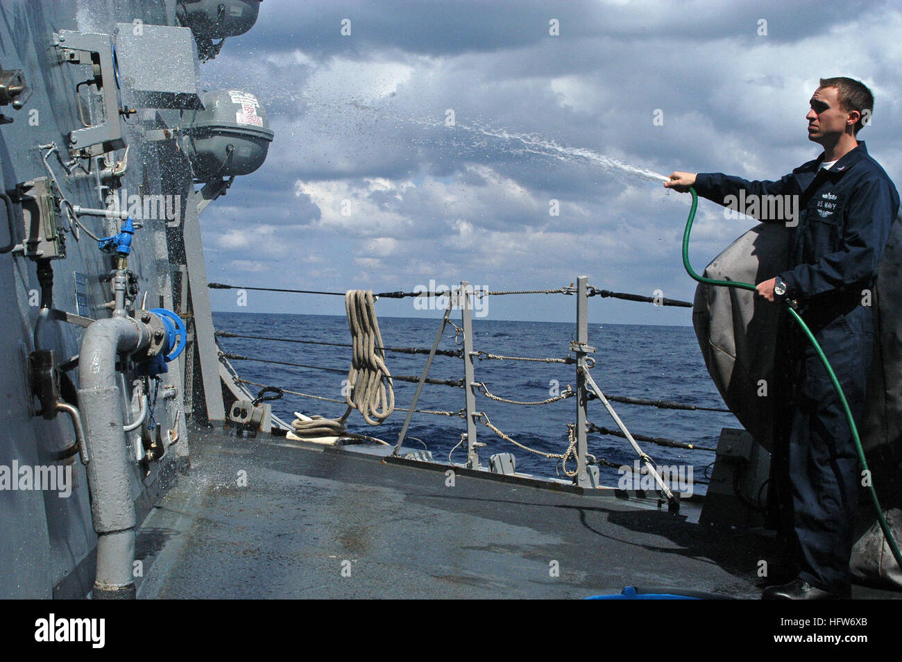 080214-N-9123G-004 de l'OCÉAN PACIFIQUE (fév. 14, 2008) Spécialiste des opérations 2e classe Andrew Petrie utilise un flexible au cours d'un lavage à l'eau douce de missiles USS John S. McCain (DDG 56). McCain, qui fait partie de l'Escadron de destroyers (destroyers) 15 et de façon permanente de l'avant-déployé à Yokosuka, Japon, sont en cours sur un déploiement prévu. U.S. Navy photo by Mass Communication Specialist 2e classe Byron C. Linder (libéré) US Navy 080214-N-9123G-004 Spécialiste des opérations 2e classe Andrew Petrie utilise un flexible au cours d'un lavage à l'eau douce de missiles USS John S. McCain (DDG 56) Banque D'Images