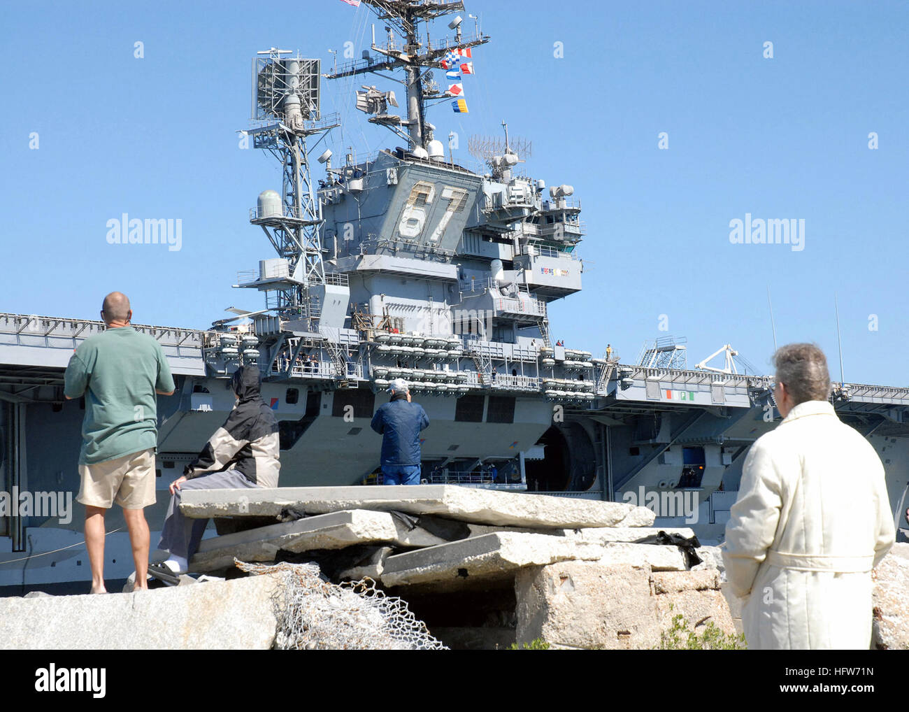 070220-N-1550W-004 Mayport, Floride (fév. 20, 2007) - Les spectateurs watch USS John F. Kennedy (CV 67) qu'elle quitte la station navale de Mayport pour la dernière période en cours avant son démantèlement en mars. U.S. Navy photo by Mass Communication Specialist 2e classe Elizabeth Williams (libéré) US Navy 070220-N-1550W-004 spectateurs watch USS John F. Kennedy (CV 67) qu'elle quitte la station navale de Mayport pour la dernière période en cours avant son démantèlement en Mars Banque D'Images