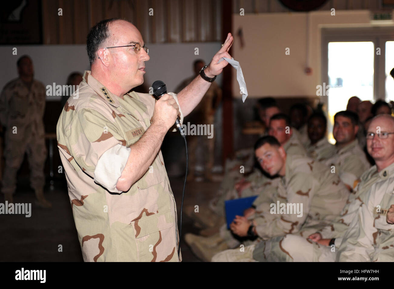 091124-F-7901H-193 CAMP LEMONNIER, Djibouti (nov. 24, 2009). J. C. Harvey Jr., commandant du Commandement de la flotte américaine, adresses, Marine renforts individuels et supervise les opérations d'appuyer des groupes de marins en Force-Horn de l'Afrique. Cela fait partie de Harvey's première visite avec les marins déployés depuis prenant le commandement en juillet dernier. (U.S. Air Force photo par le Sgt. Carlotta Holley/libérés) US Navy 091124-F-7901H-193 Adm. J. C. Harvey Jr., commandant du Commandement de la flotte américaine, adresses, Marine renforts individuels et supervise les opérations d'urgence à l'appui de marins J combiné Banque D'Images