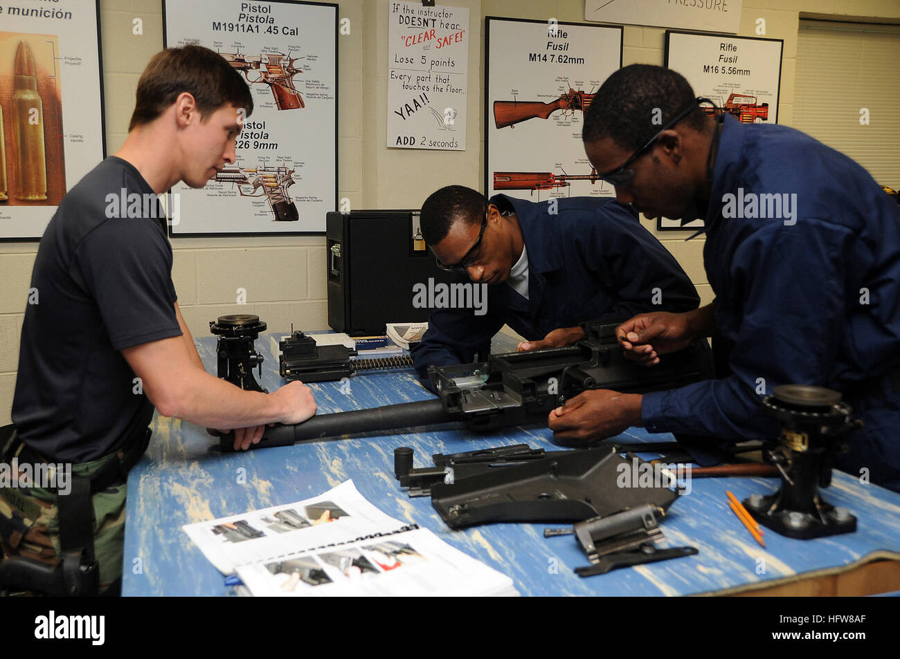 090304-N-4205W-131 Stennis Space Center, au Mississippi (4 mars 2009) Special Warfare opérateur de bateau 1re classe Raul Madrigal, gauche, indique à l'agent de police, de l'Sharm-Mion Henry St. Lucia, unité de police maritime et le Matelot Julio Charles, de la Force de défense d'Antigua et Barbuda, de la Garde côtière sur l'assemblage d'une mitrailleuse M19 grenade au cours de l'entretien d'armes de patrouille de la Marine, cours d'instruction pour petits et l'École de formation technique (NAVSCIATTS). La mission de NAVSCIATTS est de fournir des forces de sécurité du pays partenaire avec le plus haut niveau des secteurs riverains et littoral c Banque D'Images