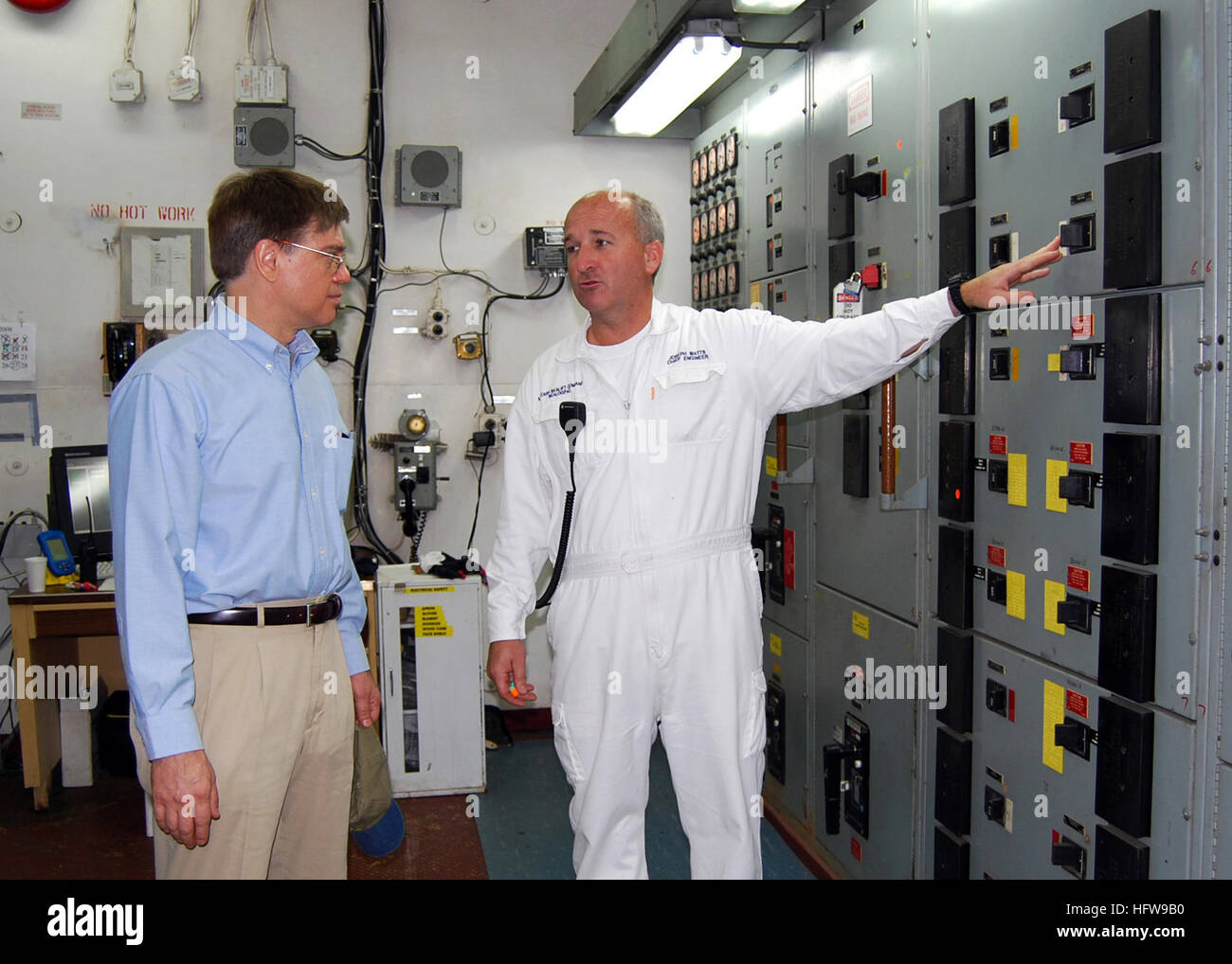 080621-N-6387D-001 VIETNAM (21 juin 2008) La mission de la commande militaire navire-hôpital USNS Mercy (T-AH 19) Ingénieur en chef, Joseph Watts, en blanc, explique le fonctionnement interne de la salle des machines à sous-chef de mission à l'ambassade des États-Unis au Vietnam, Jon M. Aloisi, au cours d'une visite à bord. Aloisi a expliqué l'importance de la miséricorde est arrivée à Nha Trang, la première visite d'un navire de la marine américaine dans cette ville depuis plus de 30 ans. U.S. Navy photo by Mass Communication Specialist 1re classe A. Nick De La Cruz (libéré) US Navy 080621-N-6387D-001 Le transport maritime militaire de l'hôpital commande shi Banque D'Images