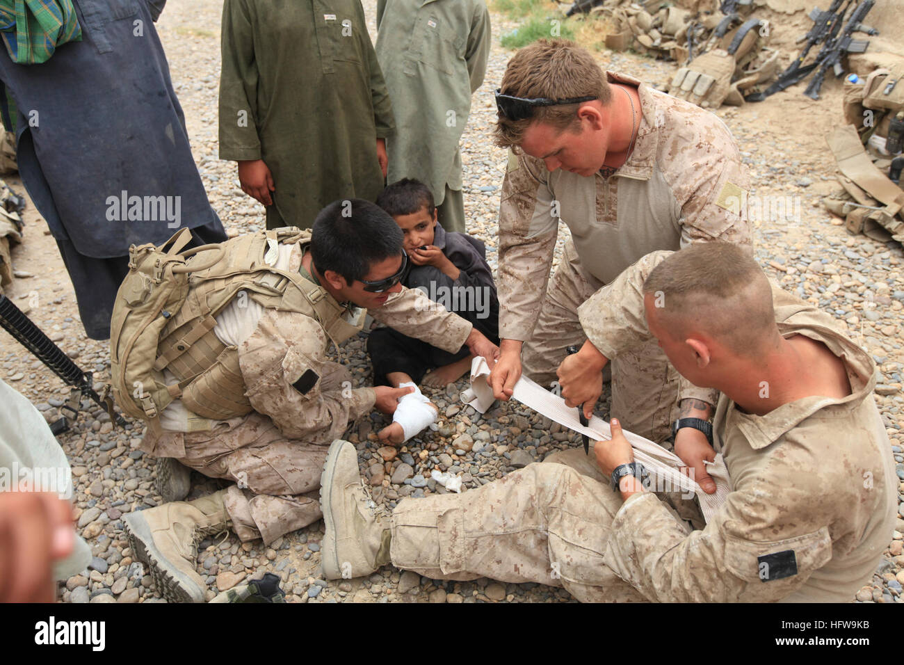 100516-M-5207F-019 dans la province d'Helmand, en Afghanistan (16 mai 2010) Hospital Corpsman Dan Royston et lance le Cpl. Kaleb Hyndman, affecté à la compagnie d'Armes, 3e bataillon du 1er Régiment de Marines, l'équipe de combat régimentaire 7, traiter un enfant après une shura de Garmsir, Afghanistan. Le 3e bataillon du 1er Régiment de Marines est déployé à l'International Security Assistance Force. (U.S. Marine Corps photo par Lance Cpl. Cody A. Fodale/http-www.navy.mil-management-photodb-photos-100516-M-5207F-019) Parution US Navy Hospital Corpsman Dan Royston et lance le Cpl. Kaleb Hyndman traiter un enfant après une shura dans Banque D'Images