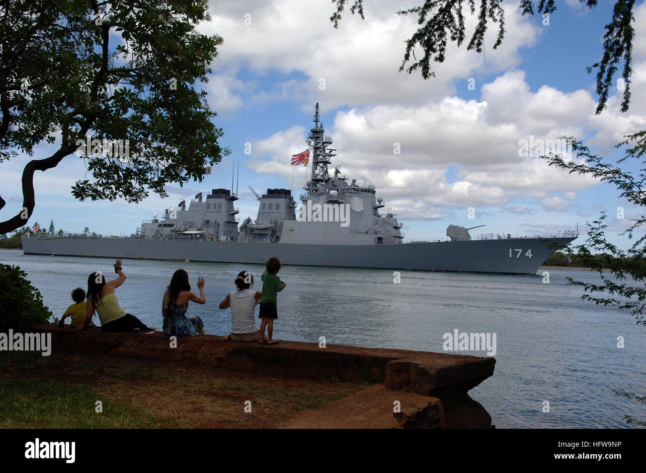 080626-N-3931M-019 PEARL HARBOR, Hawaii (26 juin 2008) La Force japonaise d'autodéfense maritime navire JS Kirishima (DD 174) tire dans Pearl Harbor pour un service d'appels port avant de commencer l'exercice RIMPAC 2008. De l'exercice RIMPAC 2008, le plus important exercice multinational, est prévue tous les deux ans par la flotte du Pacifique des États-Unis et a lieu dans la zone d'opérations hawaïenne pendant 29 juin - 31 juillet. Les participants comprennent l'Australie, Canada, Chili, Japon, Pays-Bas, Pérou, République de Corée, Singapour, Royaume-Uni et aux États-Unis, l'Inde, la Colombie, le Mexique et la Russie devraient envoyer des observateurs. U.S. Banque D'Images