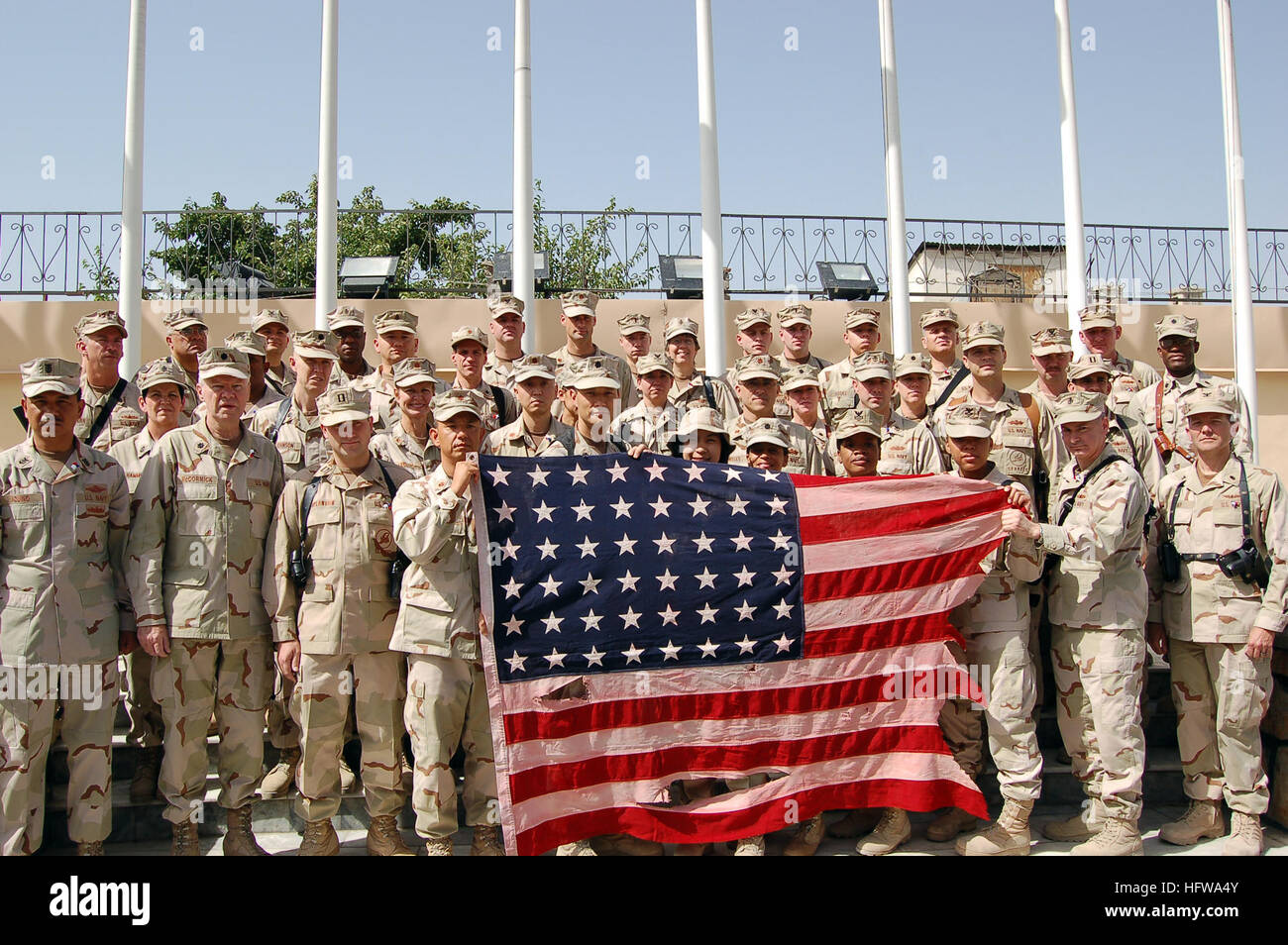 080704-F-7045D-002 L'AFGHANISTAN (4 juillet 2008) de marins de la transition conjointe de la sécurité combinée tenir un vintage drapeau américain avec 48 étoiles, qui a été effectué plus de Camp Eggers à Kaboul, Afghanistan, ÒFourth JulyÓ pour commémorer des célébrations au camp. Les 48 étoiles drapeau a été volé dans les États-Unis du 4 juillet 1912 au 3 juillet 1959. De Frégate à la retraite. Joseph Agra III a acquis le drapeau en 2000 après un pêcheur récupéré à partir de l'eau au large de la côte de la péninsule de Bataan aux Philippines. Agra a porté le drapeau à plusieurs endroits et a volé au-dessus des camps à Kuw Banque D'Images