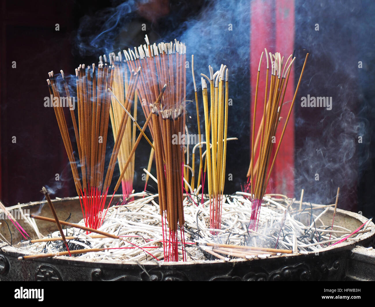 Bâtons d'encens dans le Temple de la montagne de jade à Hanoi, Vietnam. L'encens est matériel biotique aromatiques qui libère la fumée odorante quand a brûlé. Banque D'Images
