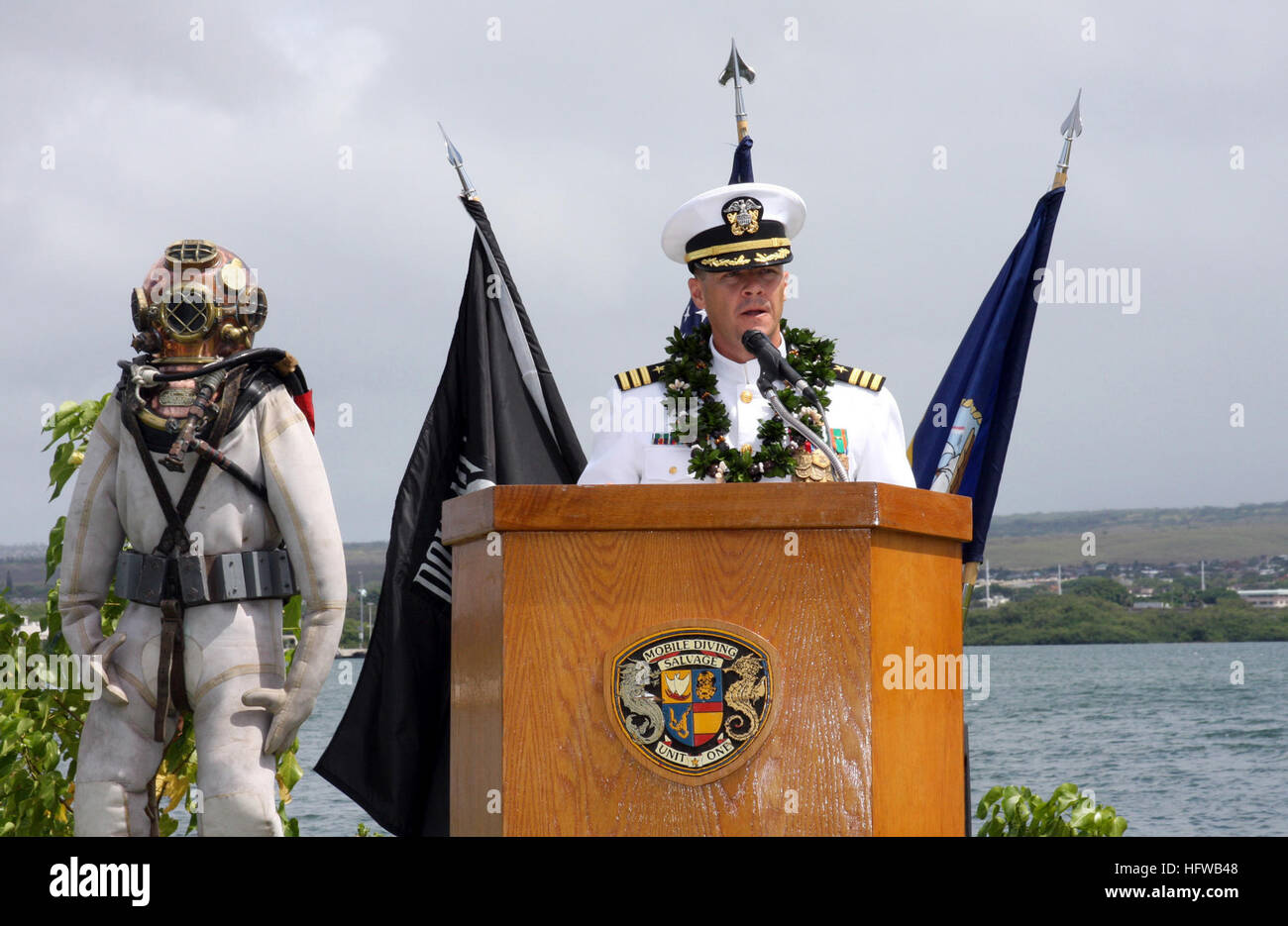 080723-N-0879R-002 PEARL HARBOR, Hawaii (23 juillet 2008) Le Cmdr. Daniel M. Colman, commandant de la base de Pearl Harbor et de l'unité mobile de récupération une plongée (MDSU) 1, l'adresse de participants au cours d'une cérémonie de passation de commandement à l'USS Utah mémorial sur l'île de Ford. Colman est relevé par le Cmdr. John B. Moulton. La MDSU-1 mission est d'offrir des prêts au combat, expéditionnaire, rapidement déployables et détachements de plongée Mobile de récupération (MDSD) de procéder à l'autorisation du port, de sauvetage, de recherche et de récupération sous-marine, sous-marins et les réparations d'urgence dans n'importe quel environnement. (U.S. Photo par Marine Masse Chef Comm Banque D'Images