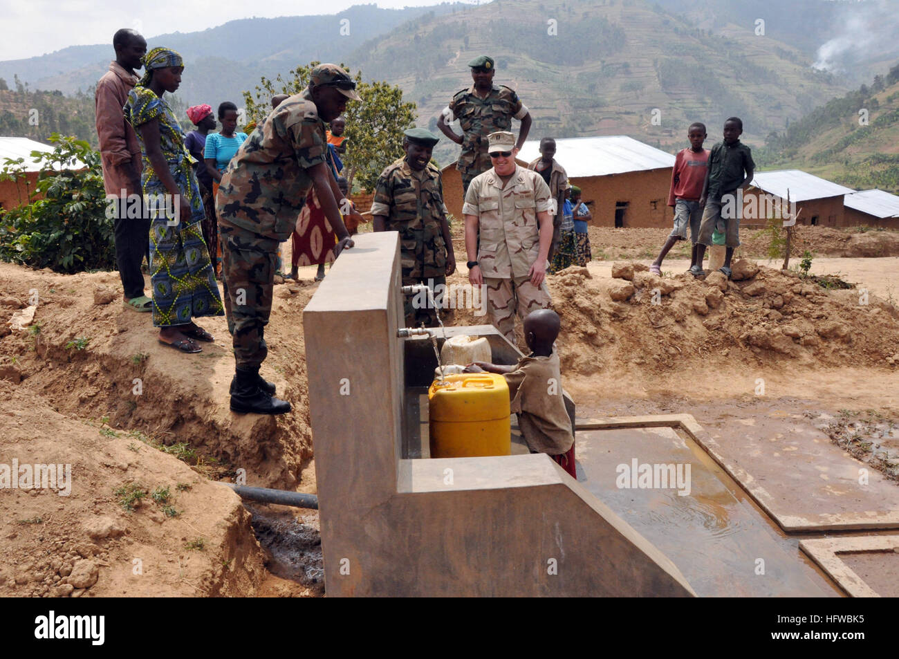 090805-N-4928M-114 KARAMBO, le Rwanda (16 août 2000 5, 2009) Les membres de la Défense Rwandaises montrent le lieutenant Darren Denyer, attribué à l'Équipe des affaires civile maritime (MCAT) 104, un point de distribution de l'eau construit par les forces de défense rwandaises. Concours d-104 s'est rendu au Rwanda pour observer des opérations civiles et militaires dans tout le pays. L'équipe est déployée à Combined Joint Task Force-Horn of Africa de construire des relations durables avec les partenaires africains et de mener des activités d'affaires civiles. (U.S. Photo par marine Chef Spécialiste de la communication de masse Jon E. McMillan/libérés) US Navy 090805-N-4928M-114 Membres du RW Banque D'Images