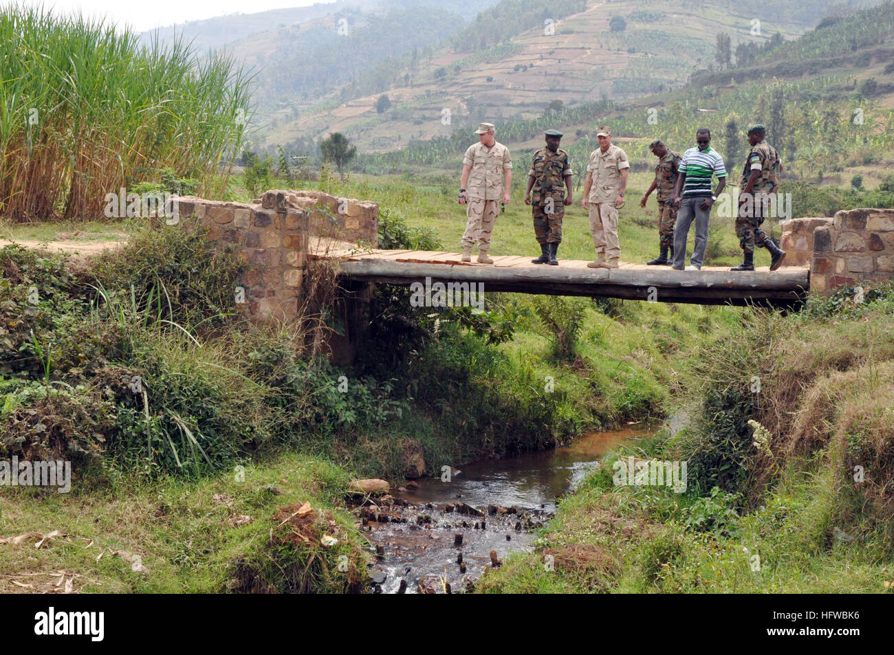 090805-N-4928M-189 KARAMBO, le Rwanda (16 août 2000 5, 2009) Les membres de la Défense Rwandaises montrent le lieutenant Darren Denyer et maîtres d'officier de 2e classe Mark Sainte-claire, tous deux assignés à l'Équipe des affaires civile maritime (MCAT) 104, un pont construit par les forces de défense rwandaises campagne opération civilo-militaire. Concours d-104 s'est rendu au Rwanda pour observer des opérations civiles et militaires dans tout le pays. L'équipe est déployée à Combined Joint Task Force-Horn of Africa de construire des relations durables avec les partenaires africains et de mener des activités d'affaires civiles. (U.S. Photo par marine Chef de la communication de masse Spe Banque D'Images