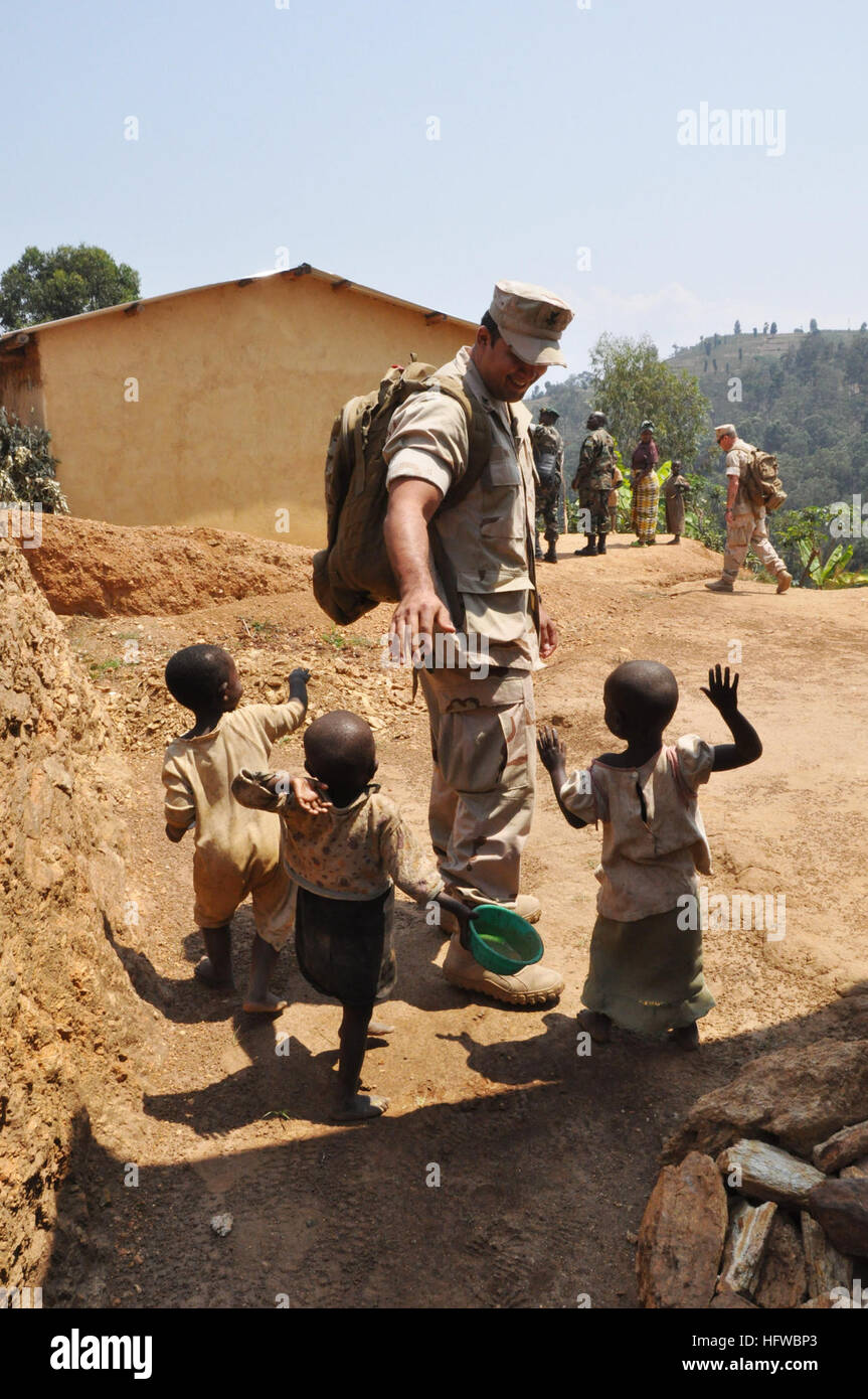 090807-N-4928M-145 MACUBA, le Rwanda (16 août 2000 7, 2009) 2ème classe Hôpital Corpsman Porfirio Nino, attribué à l'Équipe des affaires civile maritime (MCAT) 104, joue avec les enfants de l'Bunyamanza village. 104 MCAT était dans le village pour voir les nouveaux poêles les forces de défense rwandaises, des opérations civiles et militaires menées tout au long de la campagne du Rwanda. Concours d-104 s'est rendu au Rwanda pour observer des opérations civiles et militaires dans tout le pays. L'équipe est déployée à Combined Joint Task Force-Horn of Africa de construire des relations durables avec les partenaires africains et de mener des activités d'affaires civiles. (U.S. Photo de la marine se Banque D'Images