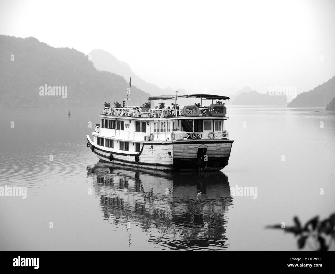 HALONG, VIETNAM - 21 février : jonques touristiques dans la baie d'Halong, Vietnam le 21 février 2015. Ha Long Bay est un site du patrimoine mondial de l'UNESCO Banque D'Images