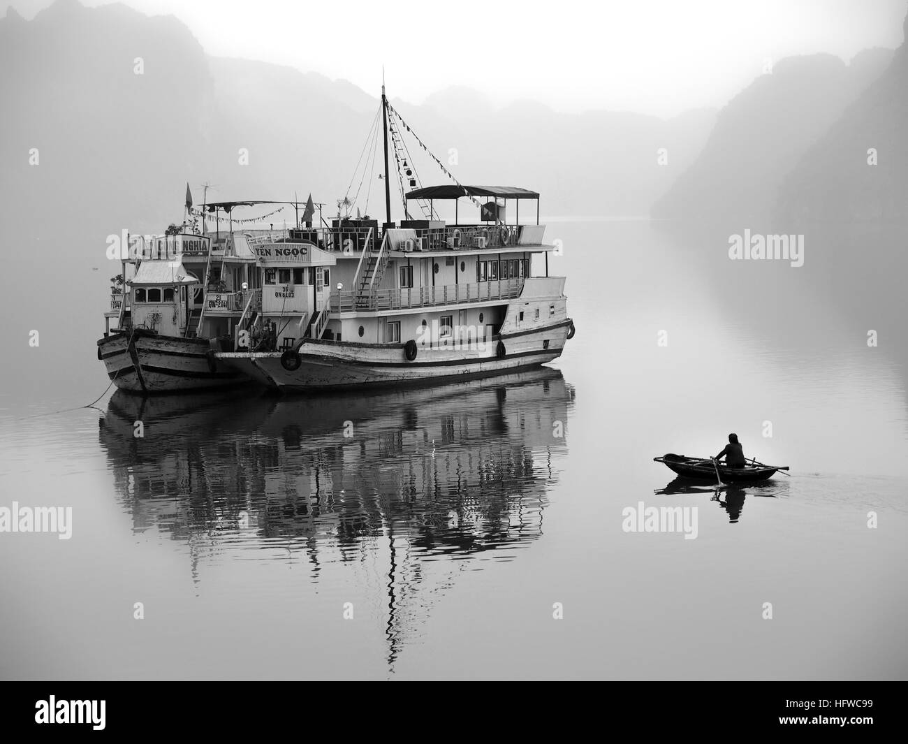 HALONG, VIETNAM - 21 février : jonques touristiques dans la baie d'Halong, Vietnam le 21 février 2015. Ha Long Bay est un site du patrimoine mondial de l'UNESCO Banque D'Images