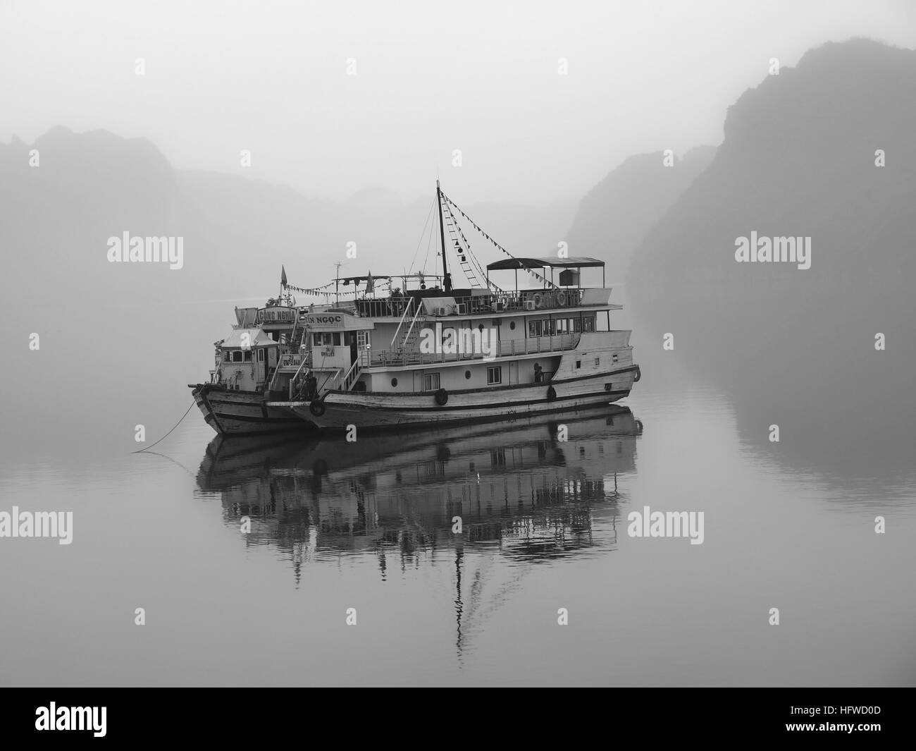 HALONG, VIETNAM - 21 février : jonques touristiques dans la baie d'Halong, Vietnam le 21 février 2015. Ha Long Bay est un site du patrimoine mondial de l'UNESCO Banque D'Images