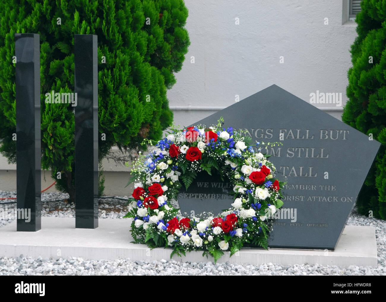 Une couronne est placée sur le Mémorial de 9/11 lors d’une cérémonie au Club du premier maître des activités de la flotte de Yokosuka au Japon pour honorer ceux qui ont péri dans des attaques terroristes sept ans plus tôt. Banque D'Images