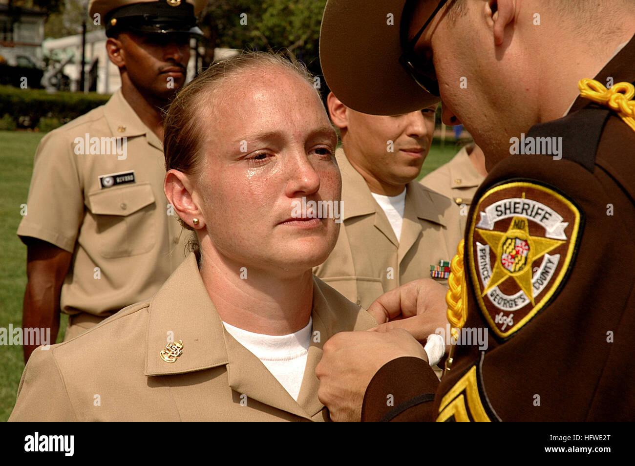 080916-N-0967W-001 Washignton D.C. (sept. 16, 2008) Chef Yeoman Melissa Salley est de l'attention que son mari, le Prince George's Comté shérif adjoint Le Caporal James Salley pins ancres sur son col, signifiant sa promotion au rang de premier maître de. Le Pinning cérémonie a eu lieu au Washington Navy Yard, le plus ancien établissement de la rive dans l'United States Navy et comprenait soixante-trois nouvelles premier maître, leurs amis et famille et le chef des opérations navales, l'amiral Gary grenadier. (U.S. Photo par marine Spécialiste de la communication de masse First Class Anthony W. Walker/R Banque D'Images