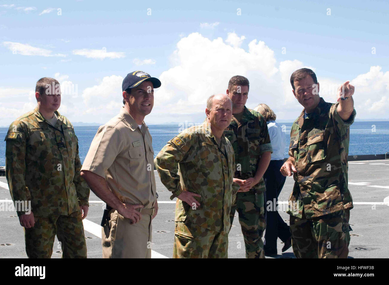 090806-N-9689V-003 HONIARA, Îles Salomon (Aug. 6, 2009) Capitaine John Shaub, adjoint du commandant de la mission de partenariat du Pacifique 2009, et le Capitaine Jonathan Olmstead, shipÕs maître du Commandement militaire maritime de marchandises/munitions ship USNS Richard E. Byrd (T-AKE 4), expliquer certains aspects de l'shipÕs d'envol à l'Australian Defence Force Le Lieutenant-général Mark Evans lors d'une tournée de Richard E. Byrd. Richard E. Byrd est déployée dans le cadre du Partenariat du Pacifique 2009, une mission d'assistance humanitaire et civique. (U.S. Photo par marine Spécialiste de la communication de masse 2e classe Joshua Valcarcel/libérés) US Navy 090806-N Banque D'Images