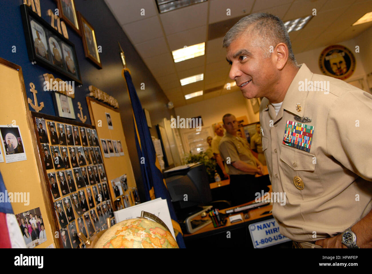 081009-N-9818V-130 SAN FRANCISCO (oct. 9, 2008) Master Chief Petty Officer de la Marine (MCPON) Joe R. Campa Jr. parle avec les recruteurs de la Marine au recrutement pour la Marine, Pinole. MCPON a visité trois stations de recrutement et a rencontré plus de 50 recruteurs dans la région. (U.S. Photo par marine Spécialiste de la communication de masse 1ère classe Jennifer A./Villalovos) Parution US Navy 081009-N-9818V-130 Master Chief Petty Officer de la Marine (MCPON) Joe R. Campa Jr. parle avec les recruteurs de la Marine Banque D'Images