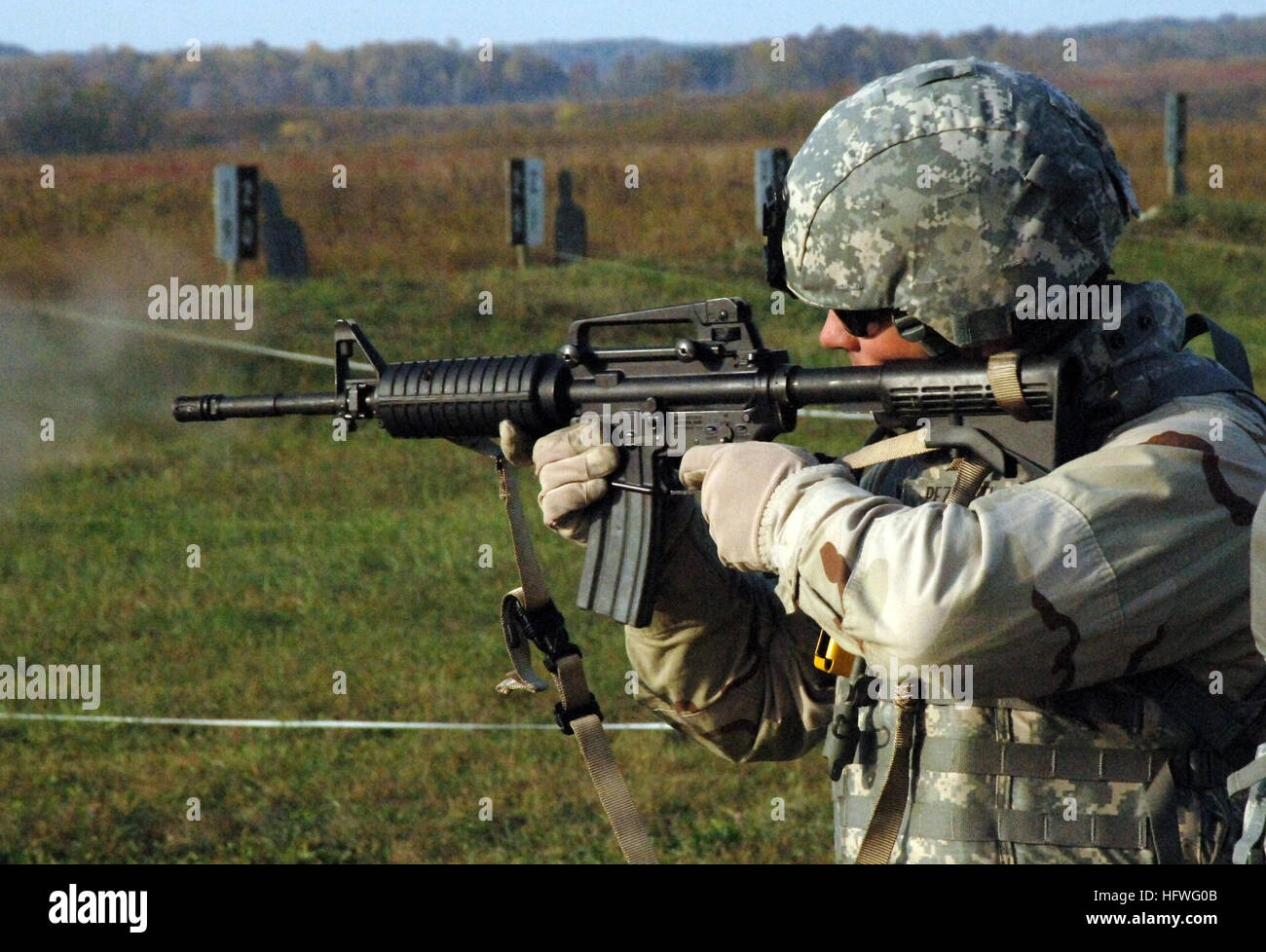 081017-N-4400J-003 CAMP ATTEBURY, Ind. (oct. 17, 2008) métallurgiste 1re classe Stephen Pezzetti trains dans les exercices d'incendie réflexive de l'armée dans le cadre de l'opération de services de formation (10) JSTO au Camp Attebury. JSTO-10 participe à un cycle de formation d'un mois avec l'armée américaine préparatifs de déploiement avec le commandement des opérations spéciales de la marine soutien à l'opération Iraqi Freedom. (U.S Navy photo by Mass Communication Specialist 1re classe Keith Jones/libérés) US Navy 081017-N-4400J-003 métallurgiste 1re classe Stephen Pezzetti trains dans les exercices d'incendie réflexive de l'Armée Banque D'Images