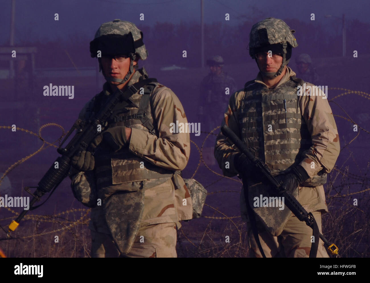 081102-N-4400J-002 ATTEBURY CAMP, IND. (Nov. 2, 2008) Techniciens Cryptologic (Collection) 2e classe 1re classe James Martin et Nathan Null prendre part à une patrouille de présence dans le cadre d'opérations de formation Services conjoints (JSTO 10) au Camp Attebury. JSTO-10 participe à un cycle de formation d'un mois avec l'armée américaine de se préparer à une personne tireur déploiement avec le commandement des opérations spéciales de la marine soutien à l'opération Iraqi Freedom. (U.S. Photo par marine Spécialiste de la communication de masse 1re classe Keith E. Jones/libérés) US Navy 081102-N-4400J-002 Techniciens Cryptologic (Collection) 2e classe J Banque D'Images