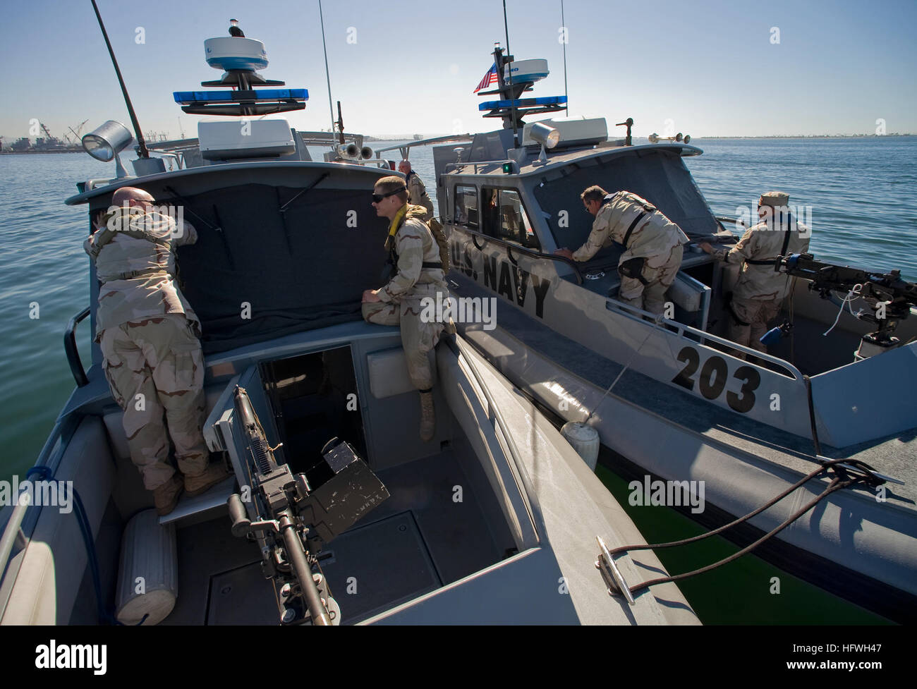 081108-N-6932B-081 SAN DIEGO (nov. 8, 2008) L'un des nombreux défis pour les membres de l'équipage du bateau 56 Division, un détachement de l'Escadron expéditionnaire Maritime Security MESRON (1), au cours de l'exercice Final Problème (BCS) phase de la formation, était en train de démontrer leur capacité à naviguer en toute sécurité dans des conditions de faible visibilité. Les équipages de simuler ces conditions en plaçant des couvertures sur les fenêtres et à l'aide d'instruments pour les guider. FEP est conçu pour évaluer les membres à l'avenir et d'assurer la préparation de la bataille. (U.S. Photo par marine Spécialiste de la communication de masse 1ère classe R. Jason Brunso Banque D'Images