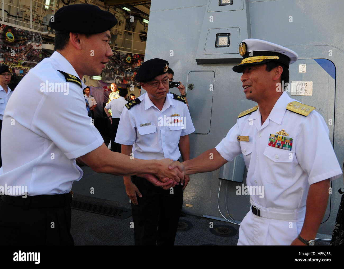 100702-N-3570S-008 PEARL HARBOR (2 juillet 2010) Singapour Le Capitaine de vaisseau Giam Hock Koon, gauche, se félicite de l'arrière à bord d'Adm. Kazuki Yamashita, sous-commandant adjoint de la Force opérationnelle combinée, à bord du Pacific (RIMPAC) 2010 Singapour la réception. L'EXERCICE RIMPAC est un exercice multinational biennal, conçu pour renforcer les partenariats régionaux et d'améliorer l'interopérabilité. (U.S. Photo par marine Spécialiste de la communication de masse 2e classe Jeremy M. Starr/libérés) US Navy 100702-N-3570S-008 Singapour Le Capitaine de vaisseau Giam Hock Koon se félicite de l'arrière à bord d'Adm. Kazuki Yamashita à RIM de Pacific (RIMPAC) 2010/Singapour Banque D'Images