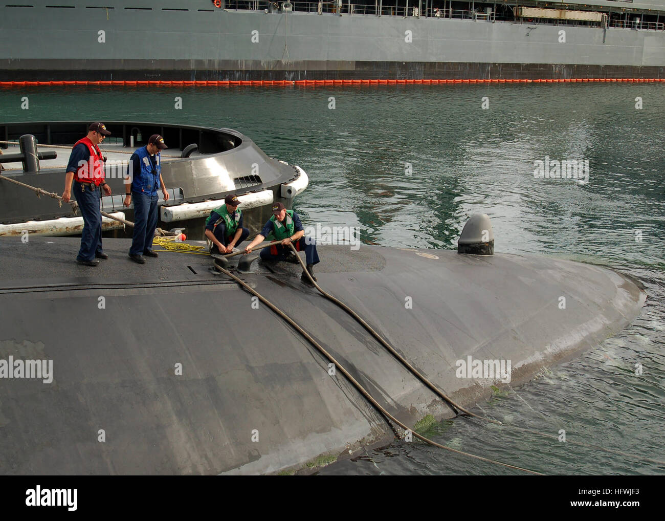 081208-N-9426B-002 PEARL HARBOR (déc. 8, 2008) de l'équipage du sous-marin lance-missiles USS Ohio (SSGN 726) se préparent à s'amarrer à la station navale de Pearl Harbor pour le dernier arrêt avant de revenir au port d'attache à Bangor, dans le sous-marin appareille Naval Base Kitsap 14 octobre 2007 pour son premier déploiement, qui a commencé un mois avant la date prévue. (U.S. Photo de la marine par le lieutenant Cmdr. David Benham/libérés) US Navy 081208-N-9426B-002 de l'équipage du sous-marin lance-missiles USS Ohio (SSGN 726) se préparent à s'amarrer à la station navale de Pearl Harbor pour le dernier arrêt avant de revenir au port d'attache à Bangor, laver Banque D'Images