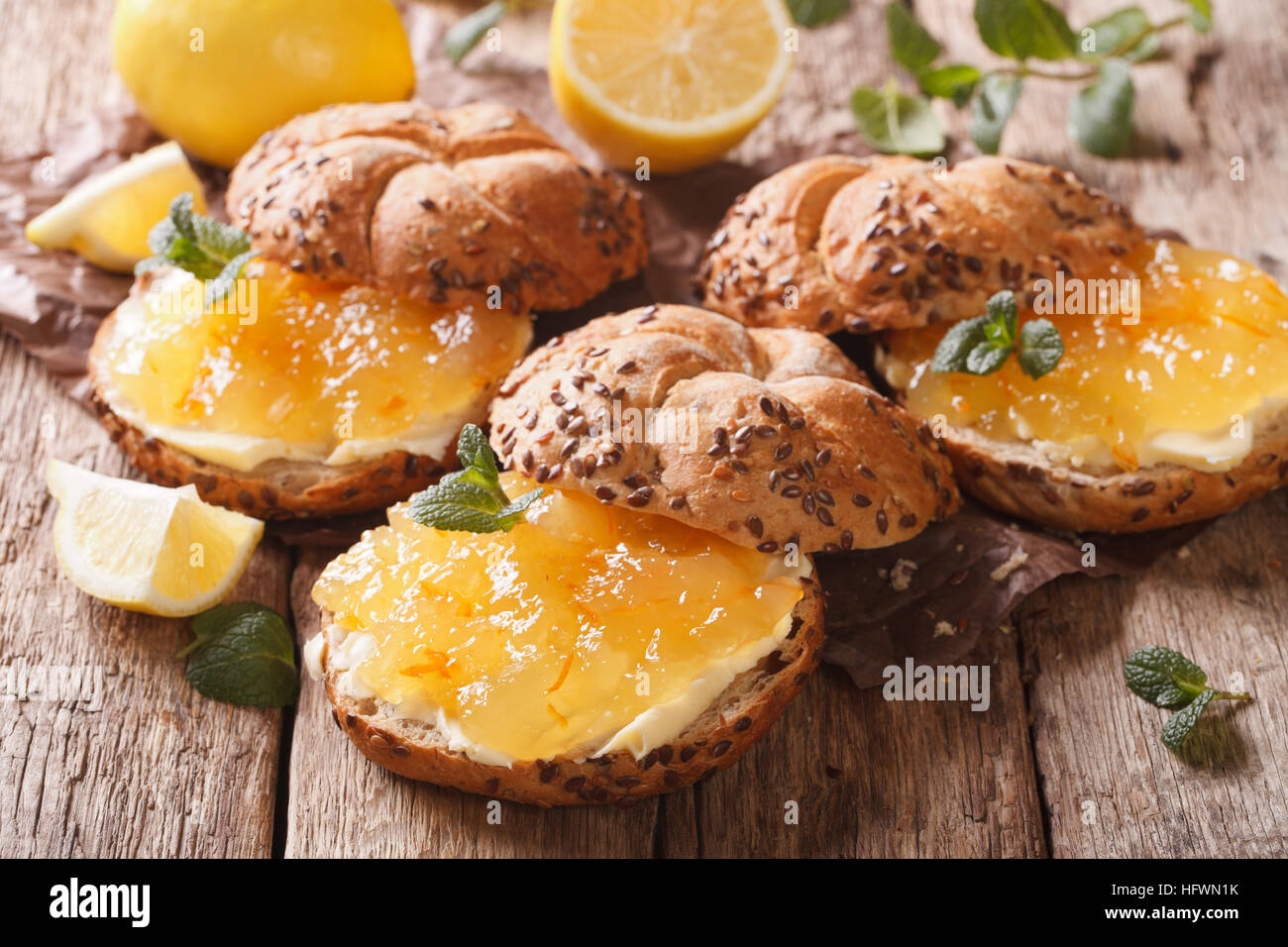 Sweet sandwiches avec du beurre et de la confiture de citron sur la table. L'horizontale Banque D'Images