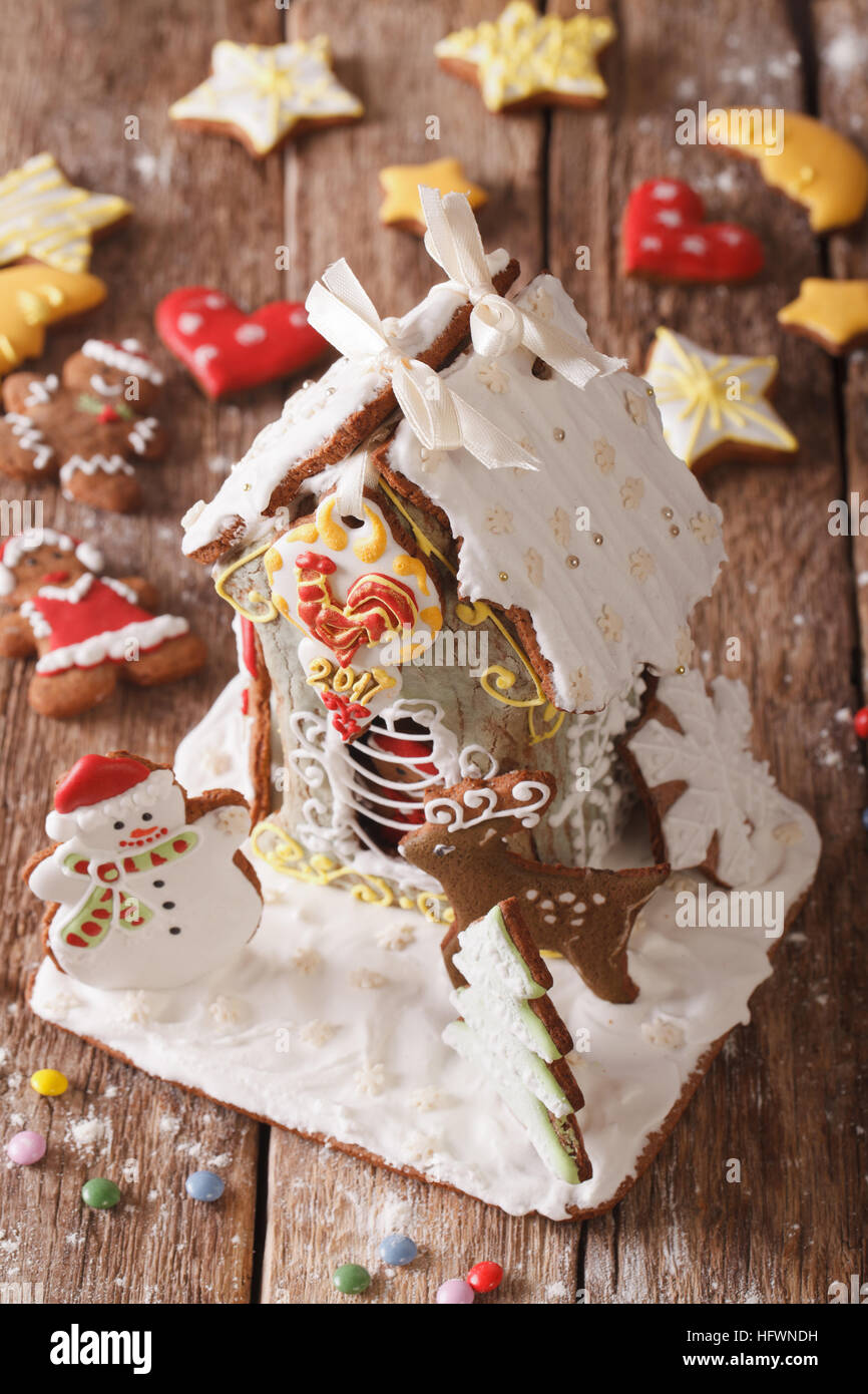 Beau Noël gingerbread house et cookie close-up sur la table verticale. Banque D'Images