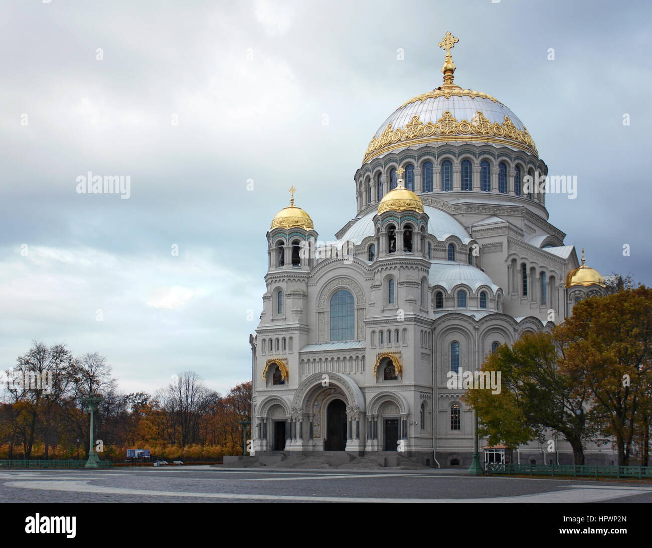 La cathédrale navale de Saint Nicolas à Cronstadt, Saint-Pétersbourg, en automne, après restauration. C'est la Cathédrale Orthodoxe Russe. Vasi architecte Banque D'Images