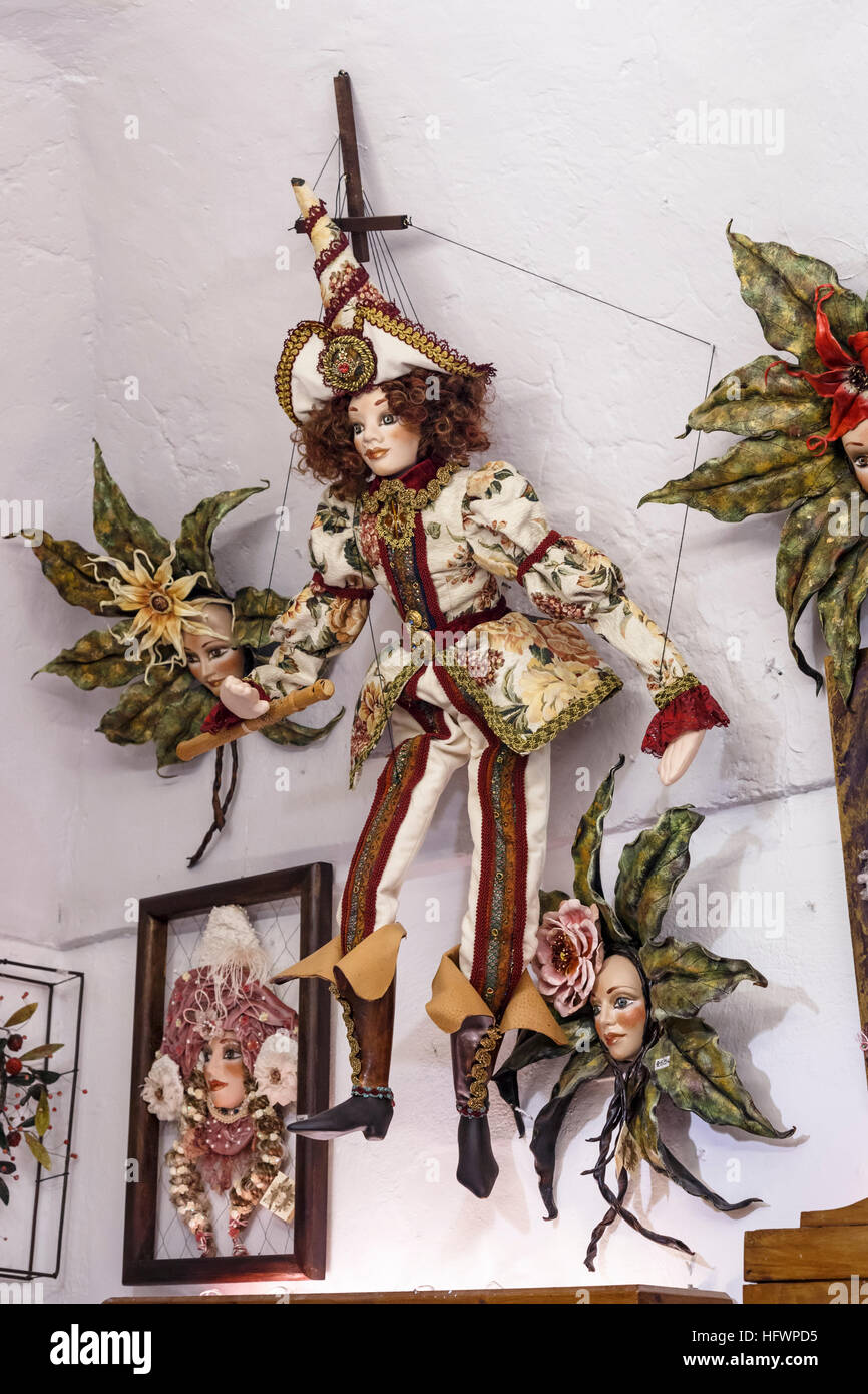 La marionnette à afficher dans un magasin de souvenirs à Oia, Santorini, une île grecque de la Méditerranée dans le groupe des Cyclades Banque D'Images