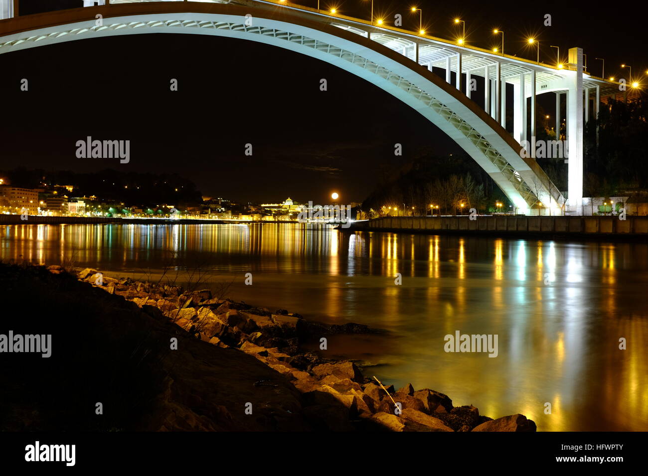 Pont, rivière, ville, nuit, de l'eau Banque D'Images