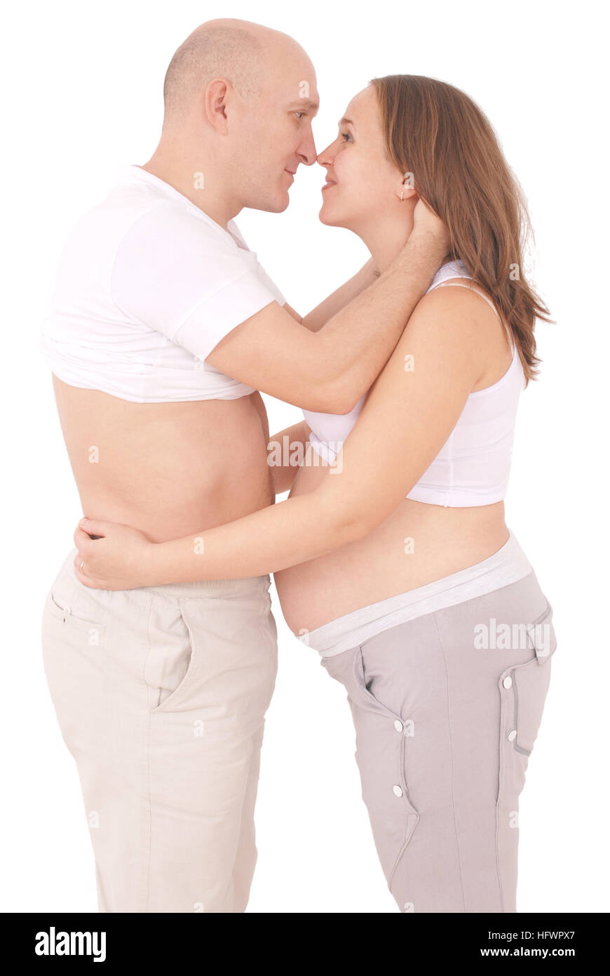 Femme enceinte et son mari sur fond blanc Banque D'Images