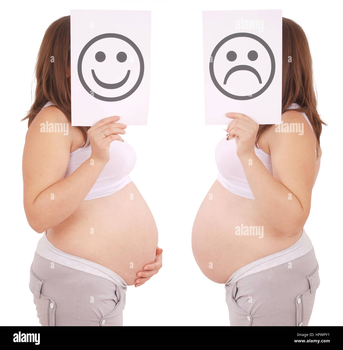 Les femmes enceintes avec les sourcils et visage souriant carte sur fond gris Banque D'Images