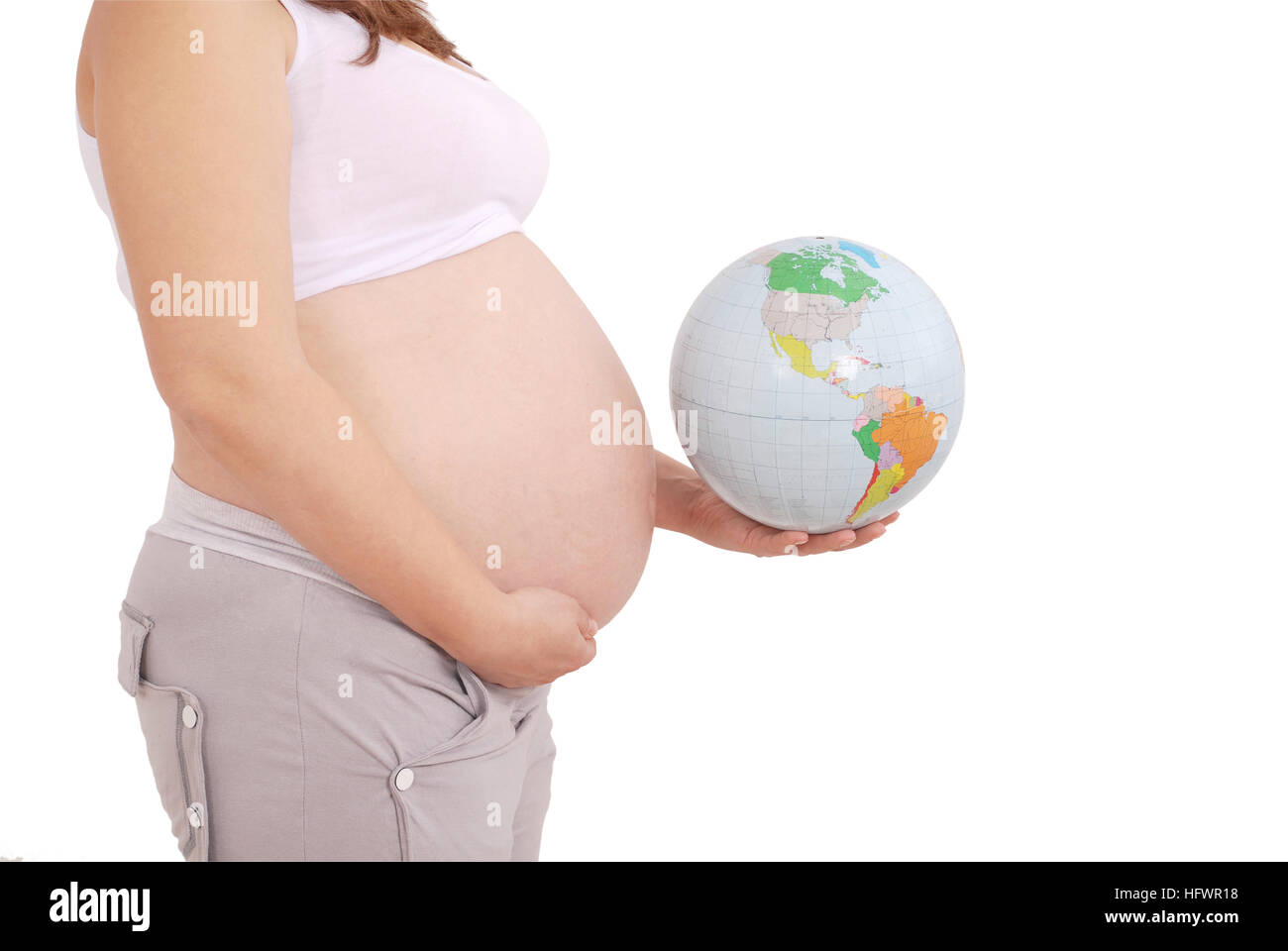 Pregnant woman holding a globe sur fond gris Banque D'Images