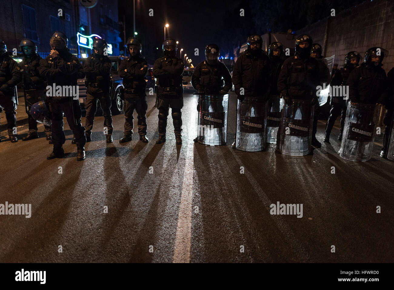 Les manifestants protestent contre le premier ministre Italien Matteo Renzi, il assiste à une conférence Pro Oui à Naples, en Italie, le référendum constitutionnel prévu le 4 décembre 2016. Où : Naples, Campanie, Italie Quand : 19 novembre 2016 Crédit : IPA/WENN.com **Uniquement disponible pour publication au Royaume-Uni, USA, Allemagne, Autriche, Suisse** Banque D'Images