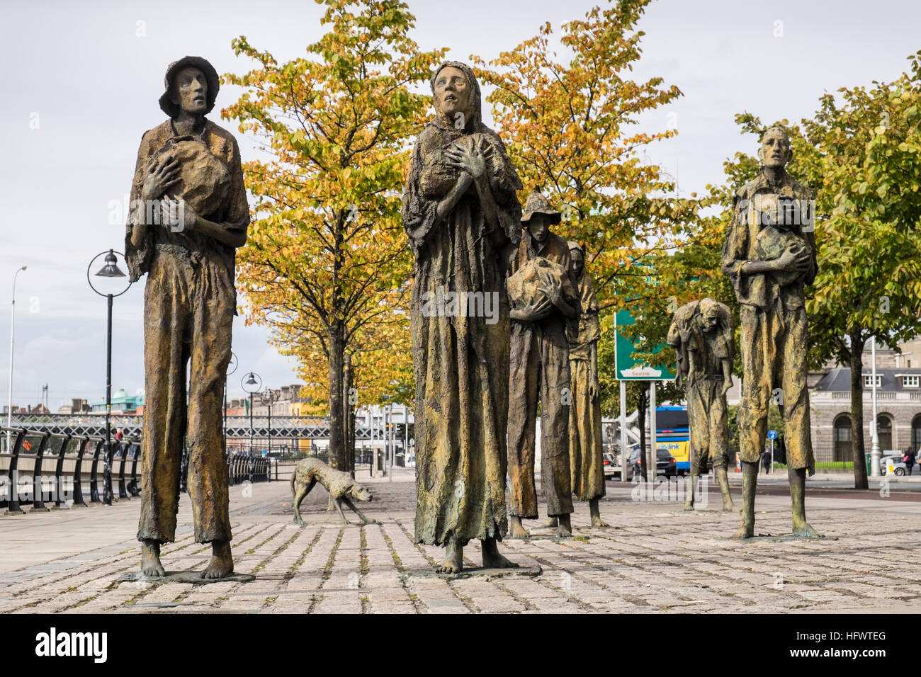 La famine statues, dans Custom House Quay Dublin Docklands, dans l'artiste Rowan Gillespie, Dublin, Irlande Banque D'Images