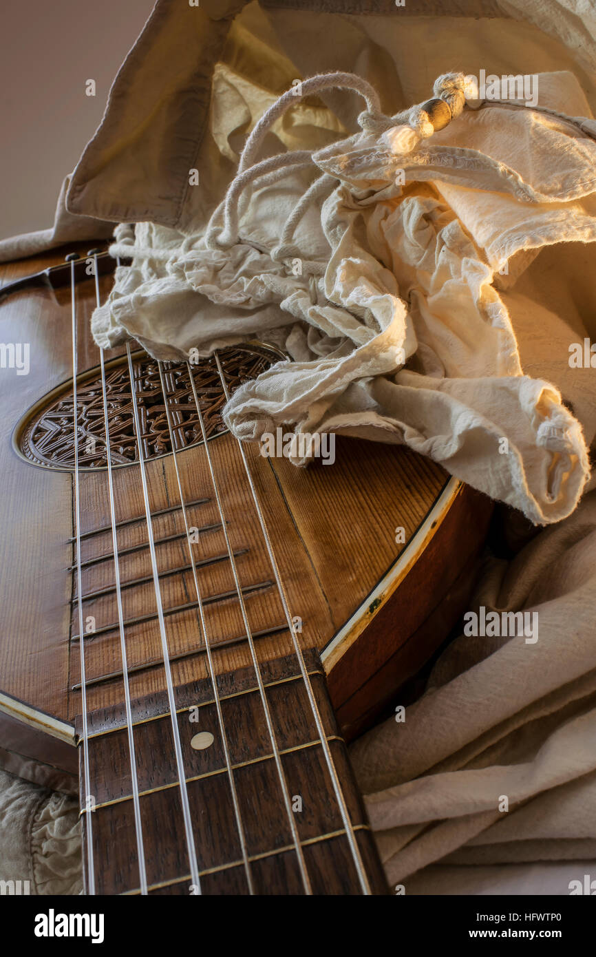 Oud luth et guitare baroque rustique blanc shirt dans la forme et la posture du joueur Banque D'Images