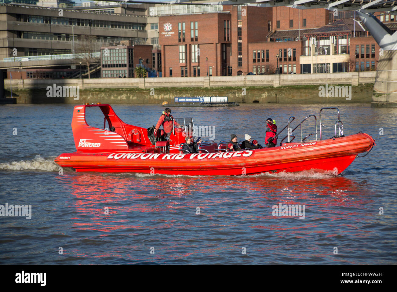 Avion propulsé par bateau sur la Tamise à Londres. Banque D'Images