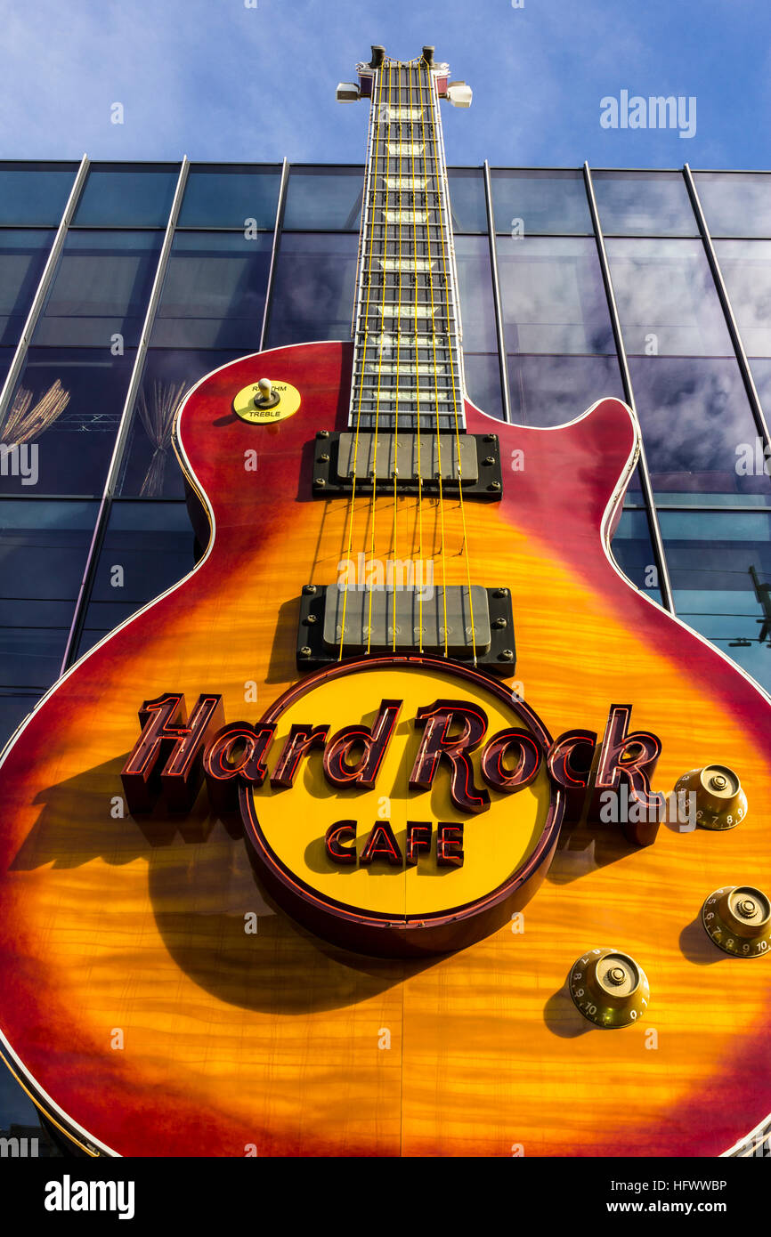 Las Vegas - Circa Décembre 2016 : le Hard Rock Cafe sur le Strip. Le Hard Rock signe est intégré dans une Gibson Les Paul Guitar I Banque D'Images