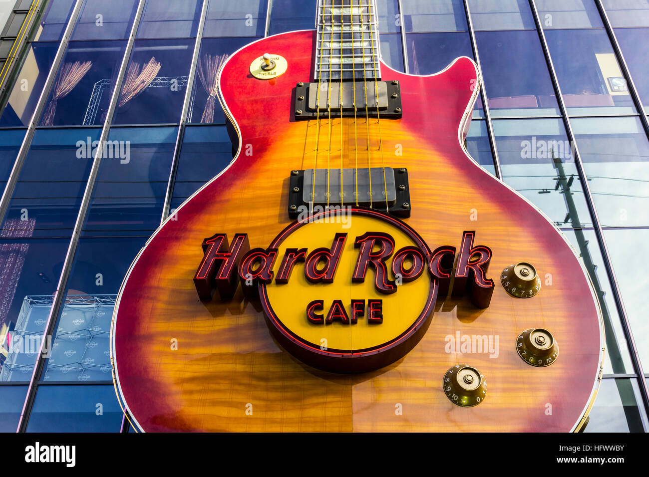 Las Vegas - Circa Décembre 2016 : le Hard Rock Cafe sur le Strip. Le Hard Rock signe est intégré dans une Gibson Les Paul Guitar II Banque D'Images