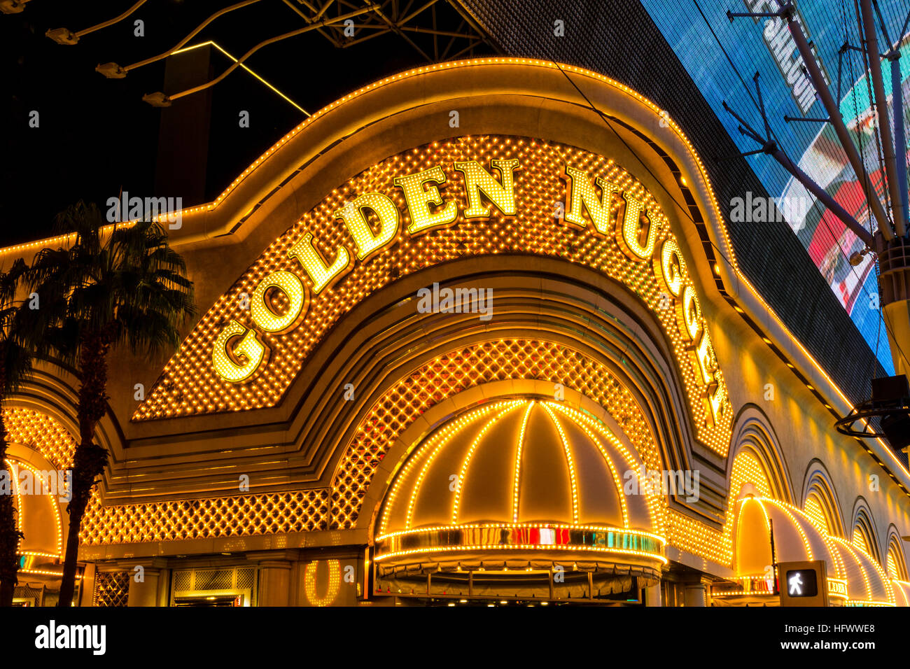 Las Vegas - Circa Décembre 2016 : néon extérieur du Golden Nugget. Le Golden Nugget a ouvert ses portes en 1946 et fait partie de Landry's I Banque D'Images