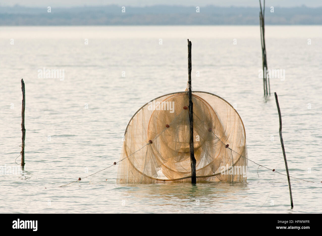 Filet de pêche typique appelé "tofo' dans le lac Trasimène, Ombrie, Italie, Europe Banque D'Images