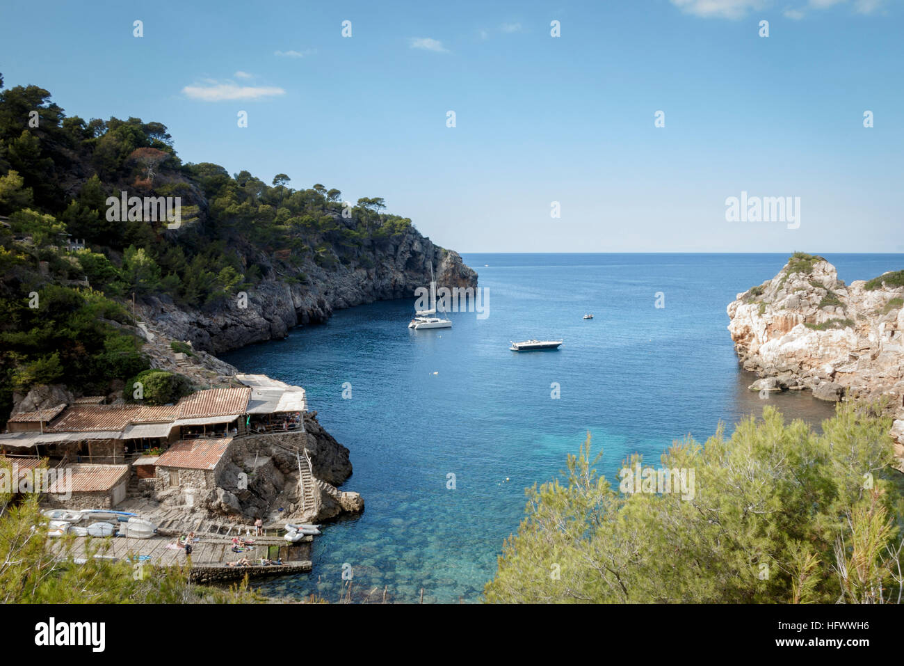 Deia, Mallorca, Espagne. La plage connue sous le nom de Cala Deia avec restaurant en bordure de la célèbre dans l'émission de télévision 'La nuit' Banque D'Images