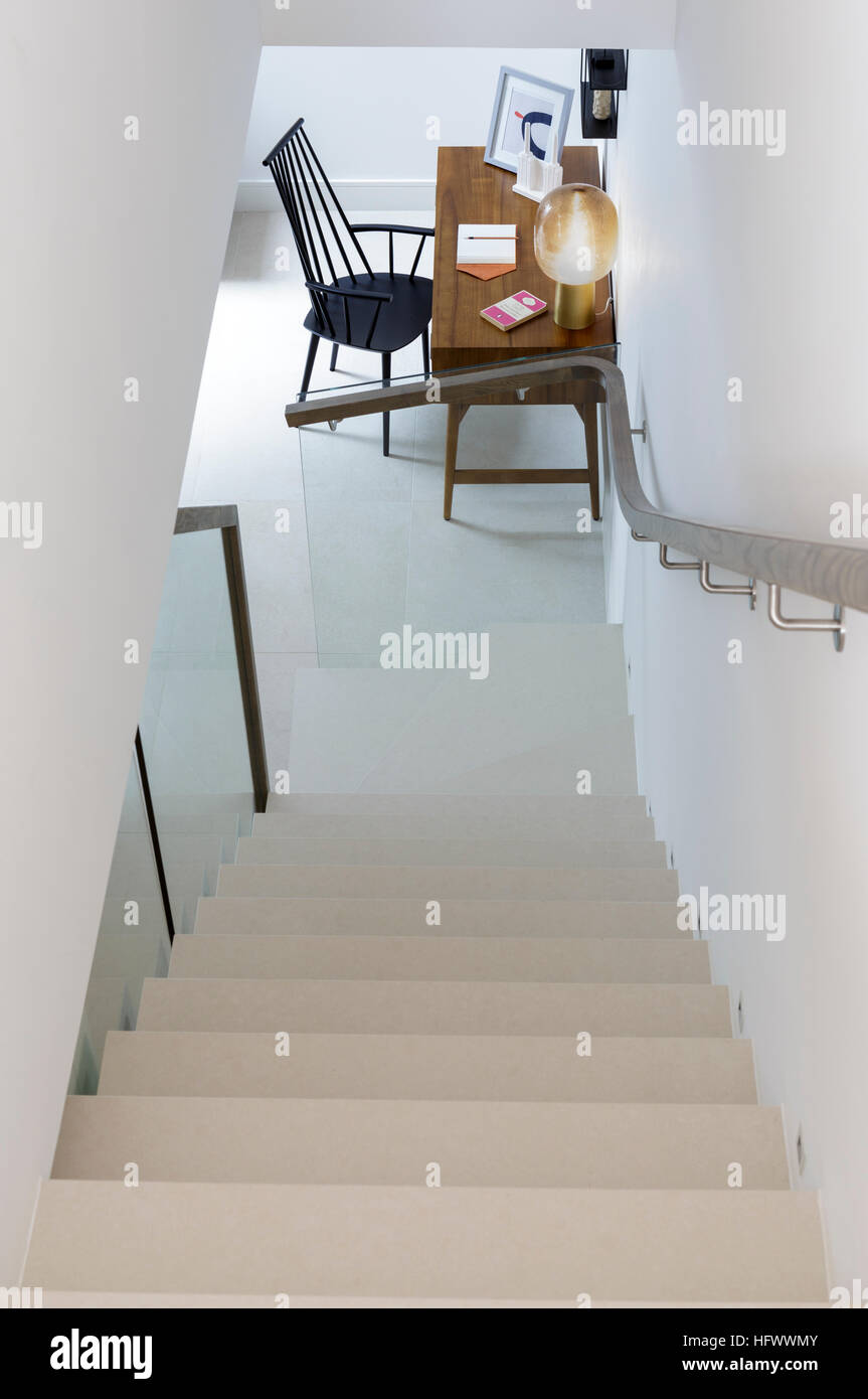 Escaliers menant à une salle de séjour in modern house Banque D'Images