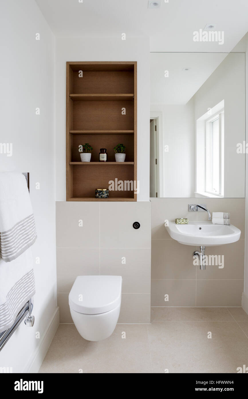Toilette intérieure élégante maison Banque de photographies et d'images à  haute résolution - Alamy