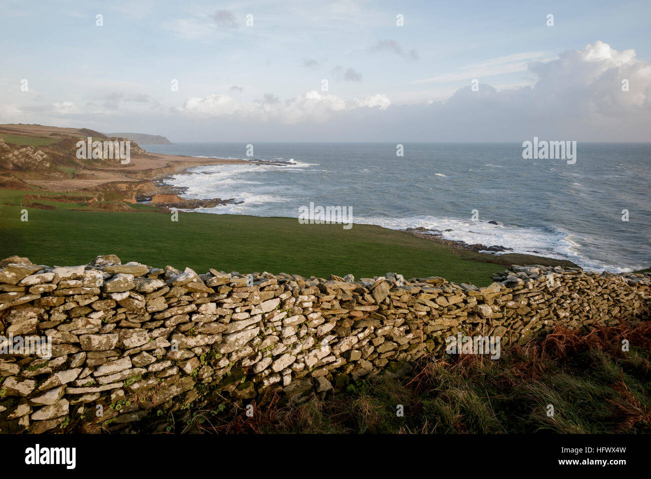Mur en pierre sèche entre les champs à Prawle Point, South Devon Banque D'Images