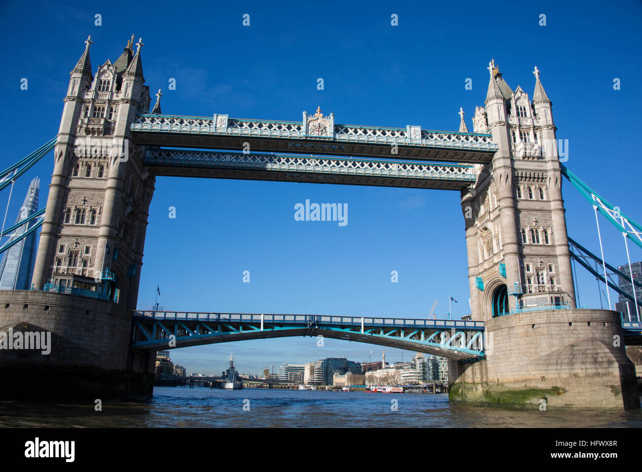 Tower Bridge vu de la Tamise Banque D'Images