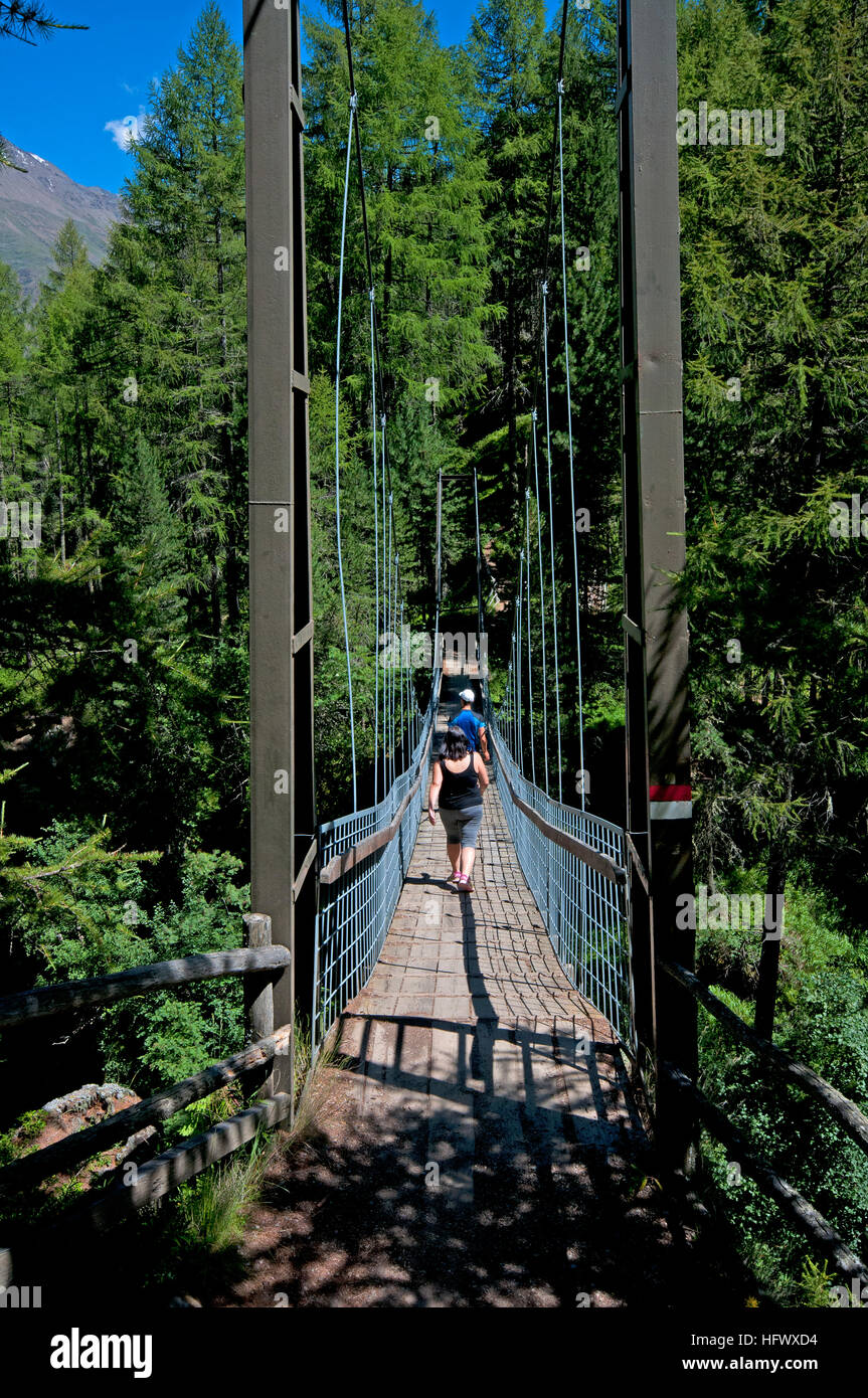 Randonnée sur un pont suspendu à Val Senales () Schnalstal, Trentin-Haut-Adige, Italie Banque D'Images