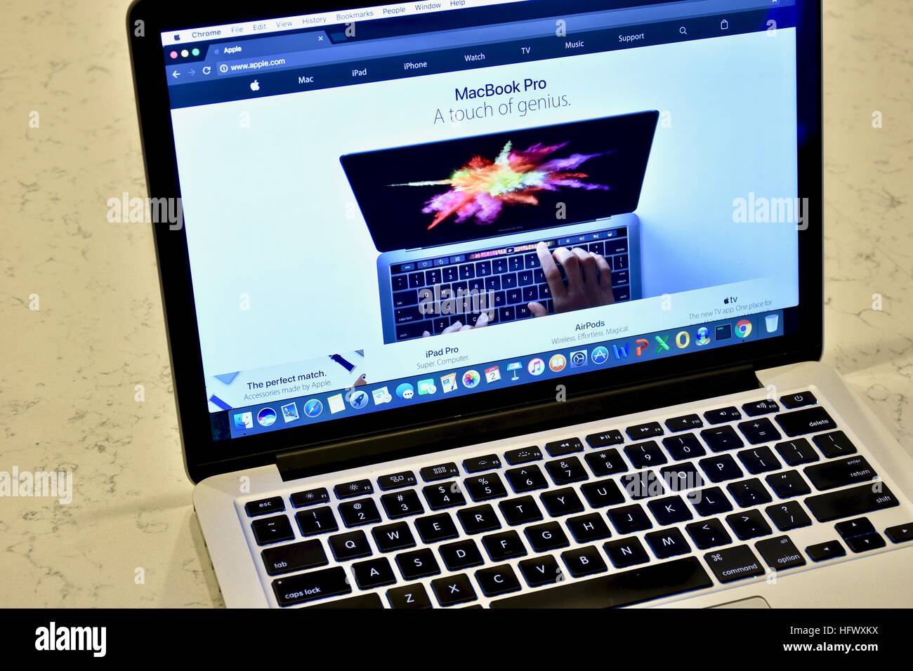 Un Apple Macbook Pro affiche un site web tout en utilisant le navigateur  Google Chrome Photo Stock - Alamy
