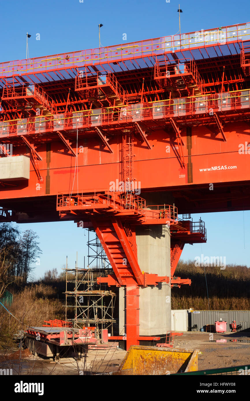 MSS Webster, l'un des deux géants de machines utilisées à l'extérieur en béton pour la construction du pont Mersey Gateway sur la Mersey. Banque D'Images